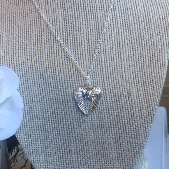 CLEARANCE!!🧚🏼♀️🎉Angel wings necklace - Picture 2 of 3